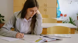 Министра спросили, когда школьники вернутся к традиционному обучению в Казахстане