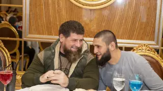 Кадыров нарушил масочный режим за столом с зараженным COVID-19 бойцом ММА