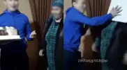 Желі қолданушылары әйелдің бетіне торт жаққан жігіттің ісіне ашуланды