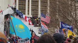 Флаг Казахстана заметили во время штурма Капитолия в США