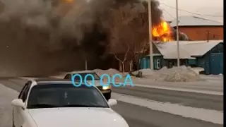 Крупный пожар в Семее: загорелись гаражи с машинами и дом