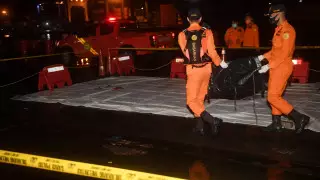 Части тел, одежду и обломки обнаружили после крушения лайнера в Индонезии