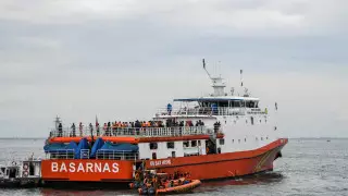 Обнаружены черные ящики упавшего в Индонезии самолета