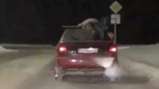 "Прокатил на крыше авто": Павлодарца наказали за необычную перевозку друга