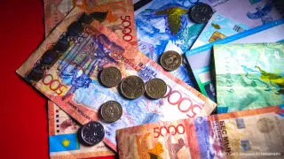 Работу врача назвали самой "дорогой" в Казахстане