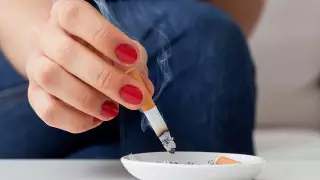 Женщина показала лицо после 37 лет курения и озадачила врачей