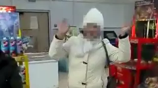 Появилось видео возвращения женщины в магазин после драки с продавцами в Уральске