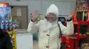 Появилось видео возвращения женщины в магазин после драки с продавцами в Уральске