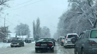 Пробки и дорогое такси. Что происходит в Алматы из-за снега