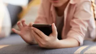 Мошенник купил у 5-летнего ребенка смартфон за 1000 тенге