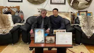 Фото президента академии туризма со шкурами снежных барсов возмутили казахстанцев