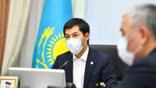 Аким ЗКО призвал отказаться от рукопожатий