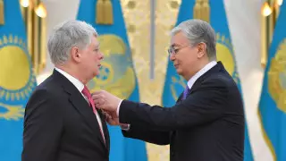 Токаев наградил российского посла