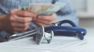 Правила по снятию пенсионных на лечение вступят в силу до конца января