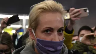 Жену Навального увезли на автозаке с площади в Москве