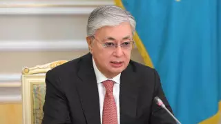 Продукты, служебные авто и вакцинация. О чем Токаев говорил министрам