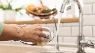 На "маслянистую" воду из крана пожаловались алматинцы