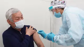 Почему Сапарбаеву разрешили вакцинироваться в 67-летнем возрасте