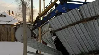 "155 раз в год залетают машины". Трактор протаранил ворота дома в Житикаре