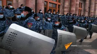 26 человек задержали на акции протеста у здания правительства в Ереване