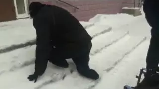 Видео с ползущим по ступенькам "Казпочты" инвалидом возмутило пользователей Сети