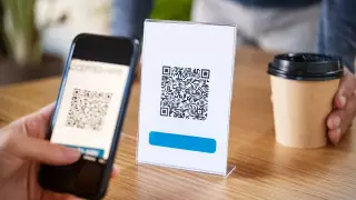 Разделение по цветам и пропуск по QR-коду: казахстанцы жалуются на нарушение своих прав