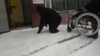 "Казпочта" извинилась перед инвалидом, которому пришлось ползти за посылкой