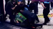 Боец устроил драку с соперником после победы на турнире по ММА