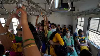 Один из самых загруженных поездов возобновил движение в Индии