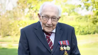 Ветеран Том Мур, собравший миллионы для врачей, скончался от COVID-19