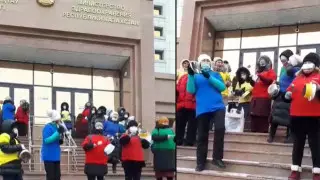 Группа людей устроила пикет у здания Минздрава в Нур-Султане