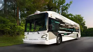 Полностью автономный электрический автобус представили в США 