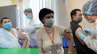 "Буындары сәл ауырған". Вакцина салдырған шенеуніктердің жағдайы қалай?