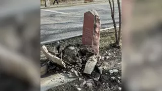 Памятник остановившим бензовоз солдатам пострадал в ДТП в Алматы