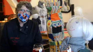 Владелица ресторана в Бельгии обслуживает манекенов в знак протеста