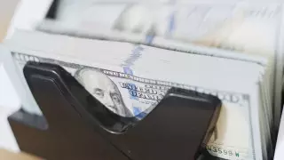 Назван официальный курс доллара на выходные и понедельник