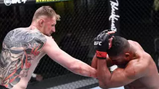 Российский тяжеловес нокаутировал соперника в главном бою UFC