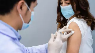 Авиакомпания Etihad первой вакцинировала весь экипаж от коронавируса