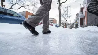 Уральцы ломают ноги и руки на улицах из-за гололеда