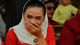 Жители деревни разбогатели от продажи земли под завод в Индонезии