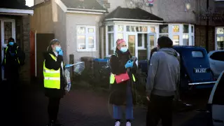 Молодых британцев намеренно заразят COVID-19