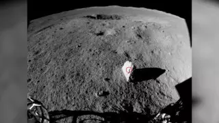 Китайский аппарат обнаружил необычный образец лунного камня