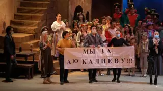 Артисты КНАТОБ в Алматы после спектакля вышли с плакатами в поддержку директора