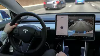 Tesla отзывает тысячи авто из-за проблем со встроенной памятью