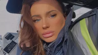 "Увези меня с собой". Водитель автобуса восхищает пассажиров своей внешностью