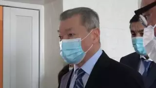 Дверь шкафа отвалилась в сельской больнице на глазах у Даниала Ахметова