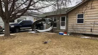 Крупная деталь авиалайнера загорелась и упала на город в США