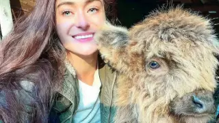 Спасает коров, лам и змей. Девушка приютила 200 бездомных животных