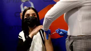 Названы признаки эффективности введенной вакцины от коронавируса