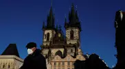 Жителей Чехии обязали носить одновременно две маски